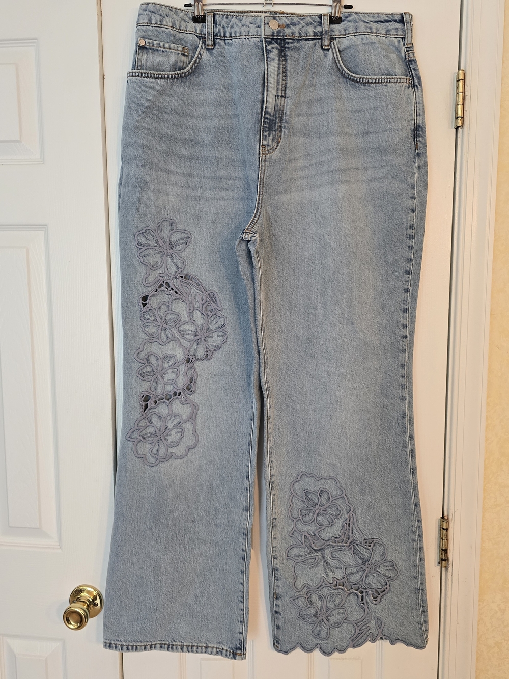 NWOT Pilcro Blue Embroidered Flower Jeans - 32